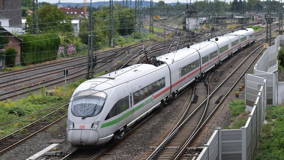 ICE Zug der Deutschen Bahn beim Verlassen des Bahnhofs Friedberg