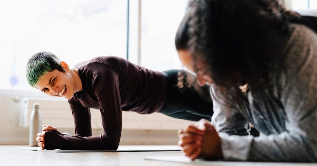 Découvrez la durée idéale de maintien d’un gainage selon votre âge