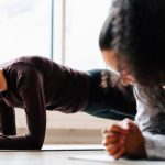Découvrez la durée idéale de maintien d’un gainage selon votre âge