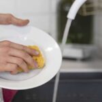 Le réflexe ménager qui nuit gravement à votre santé : découvrez-le maintenant !