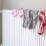 « Les dangers insoupçonnés de laisser du linge humide sur votre radiateur, révélés par un expert en chauffage »