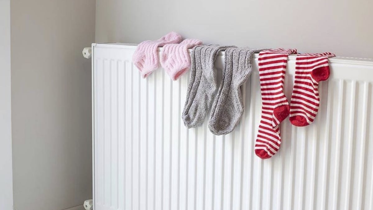 « Les dangers insoupçonnés de laisser du linge humide sur votre radiateur, révélés par un expert en chauffage »