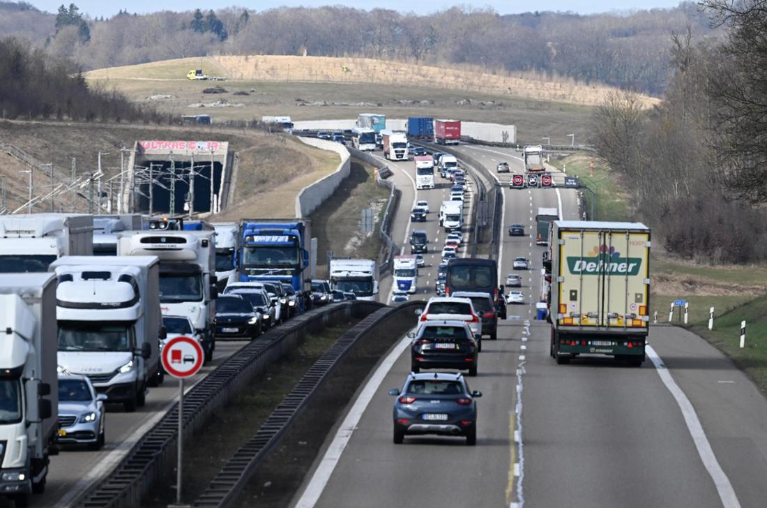 Autos et poids lourds circulant sur l'A8 près de Merklingen.