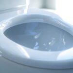 Transformez vos toilettes : L’astuce nocturne pour dire adieu aux mauvaises odeurs !