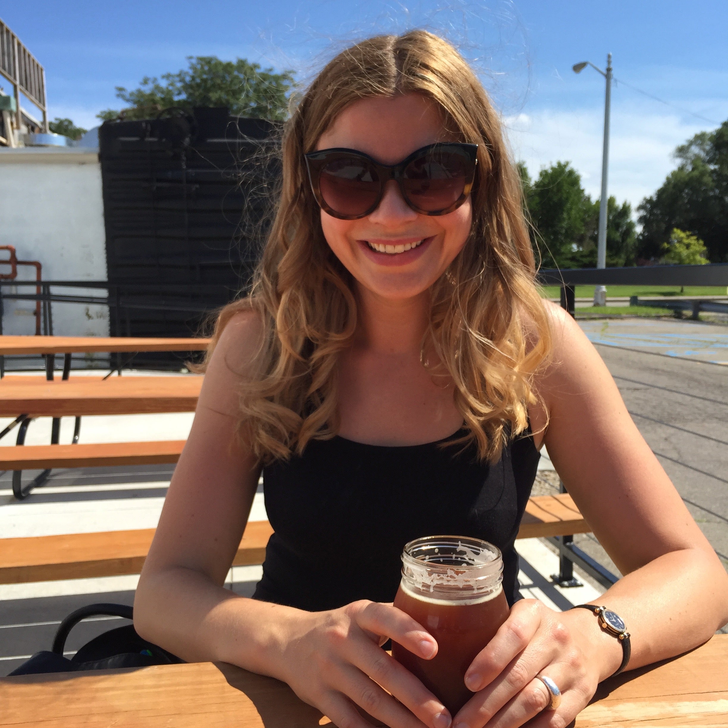 Anna voyage seule à Detroit