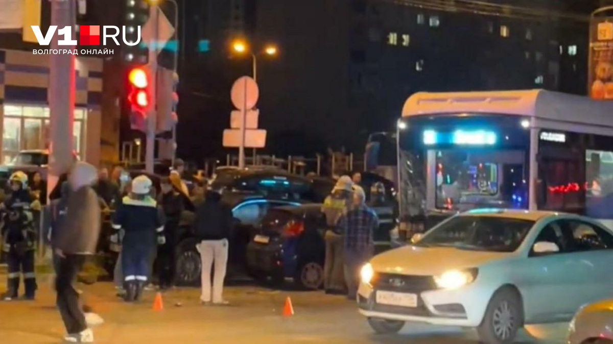 Accident tragique d’autobus à Volgograd : des blessés – vidéo du 17 octobre 2025