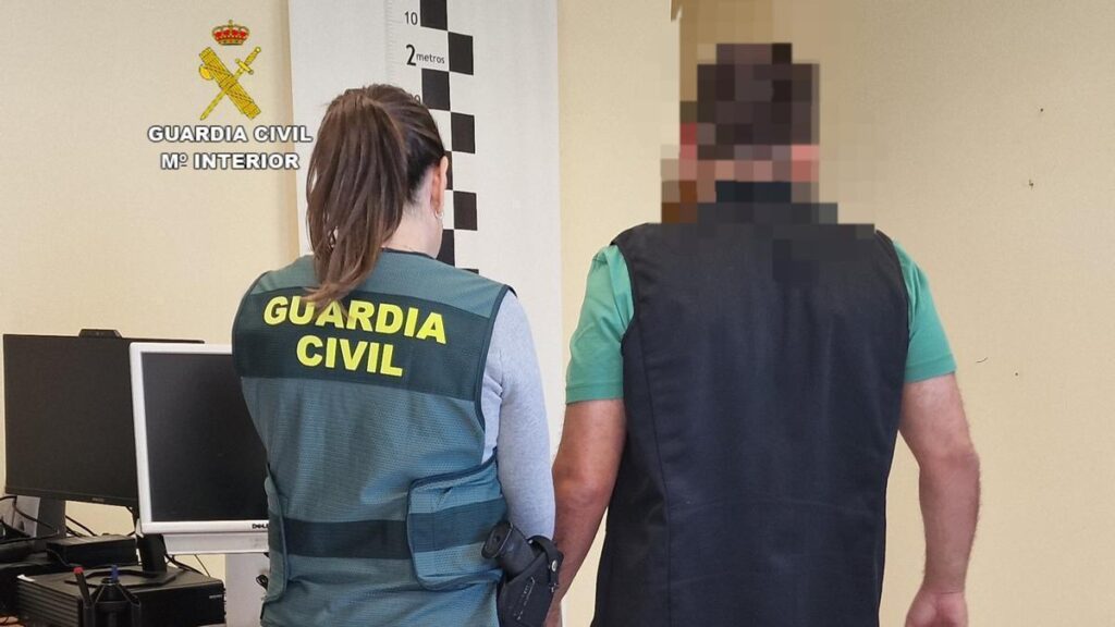 Femme arrêtée à Pontevedra pour avoir envoyé des vidéos intimes de sa fille mineure en sous-vêtements