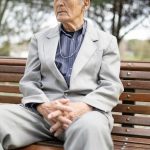 La solitude guette même dans une grande demeure : les véritables atouts pour un avenir serein après 15 ans de retraite.
