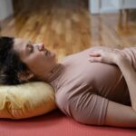 Soulagez votre cou douloureux : 3 mouvements de yoga pour améliorer votre posture !