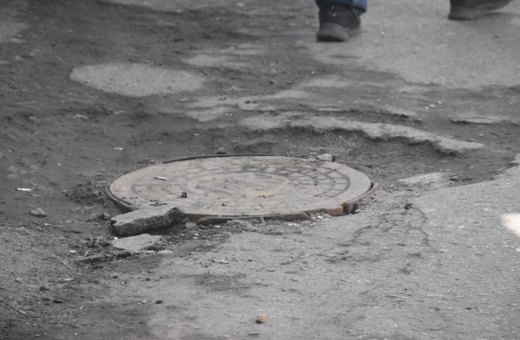 Un père et son bébé blessés en trébuchant sur une trappe à Saratov