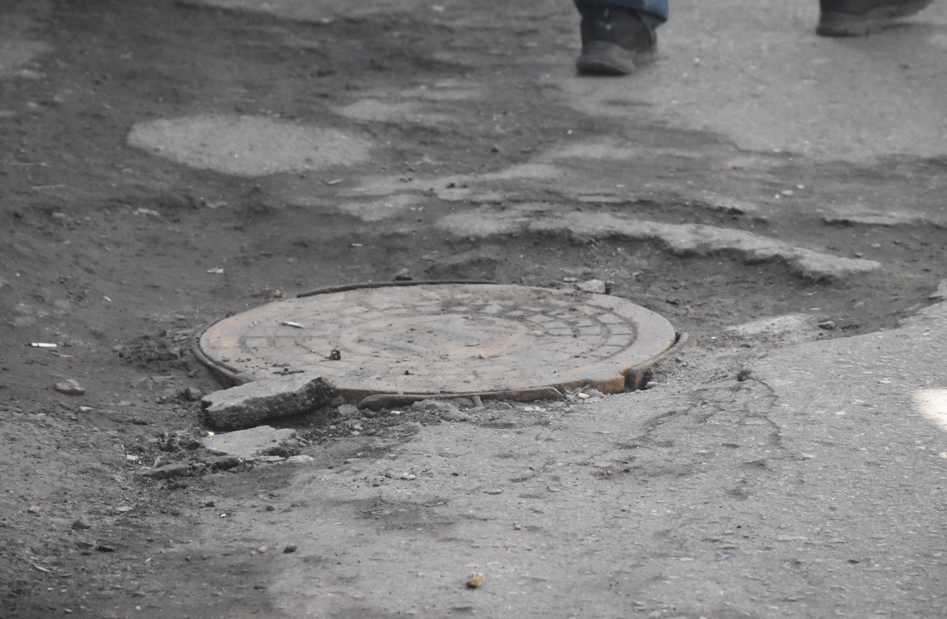 Un père et son bébé blessés en trébuchant sur une trappe à Saratov