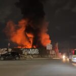 Incendie spectaculaire à Naples Est : flammes géantes et nuage noir sur la ville