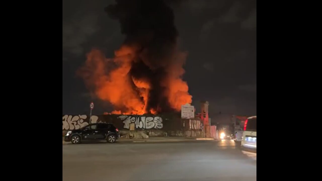 Incendie spectaculaire à Naples Est : flammes géantes et nuage noir sur la ville