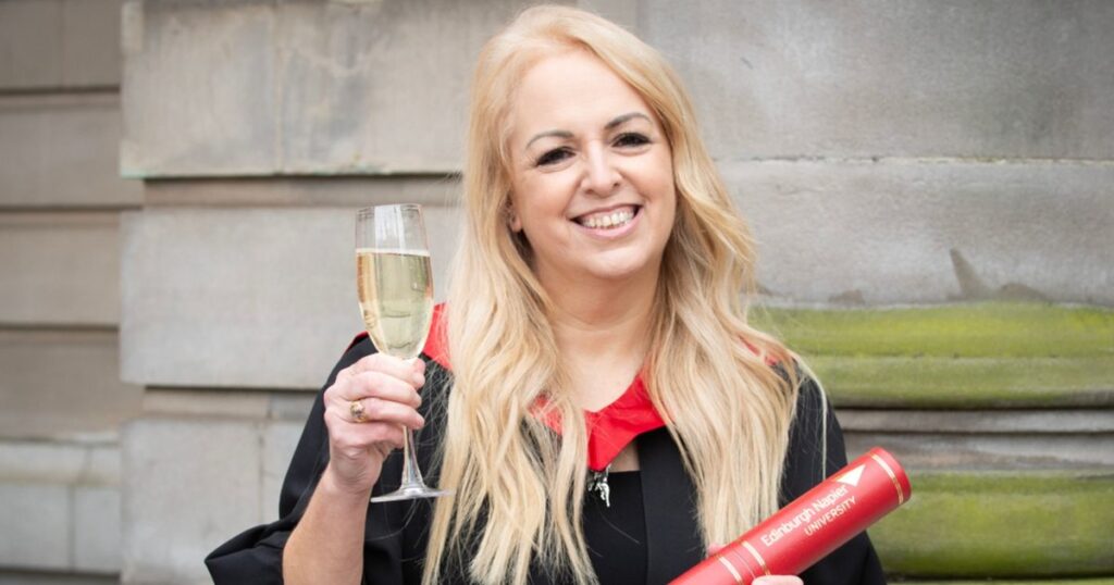 Une maman de West Lothian réalise son rêve de sage-femme après avoir suivi sa fille