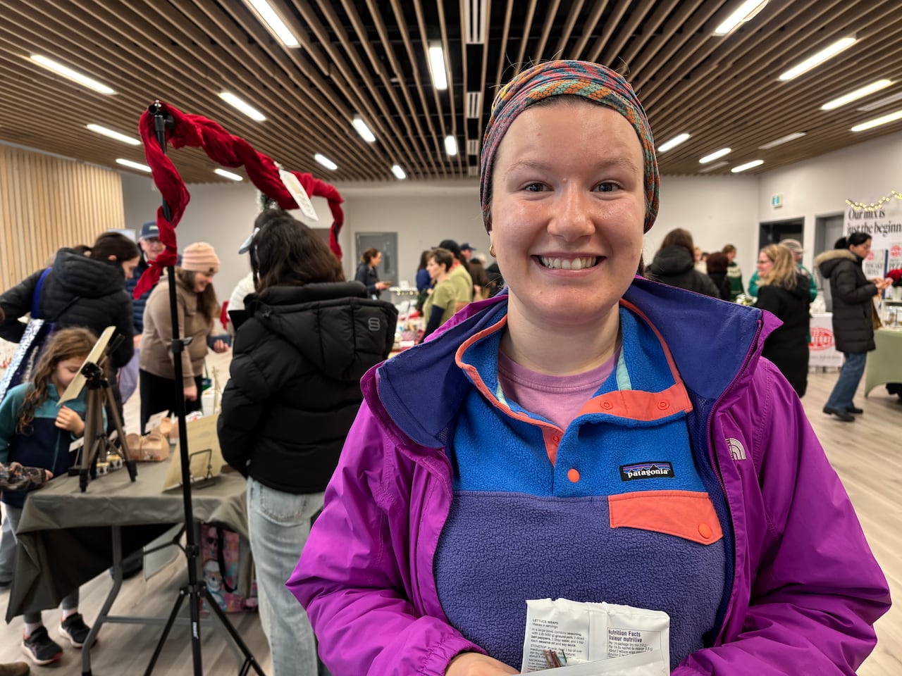Une femme devant un hall de vendeurs