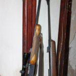 La police découvre des fusils et des katana