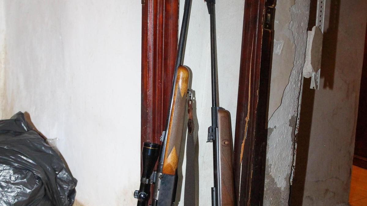 La police découvre des fusils et des katana