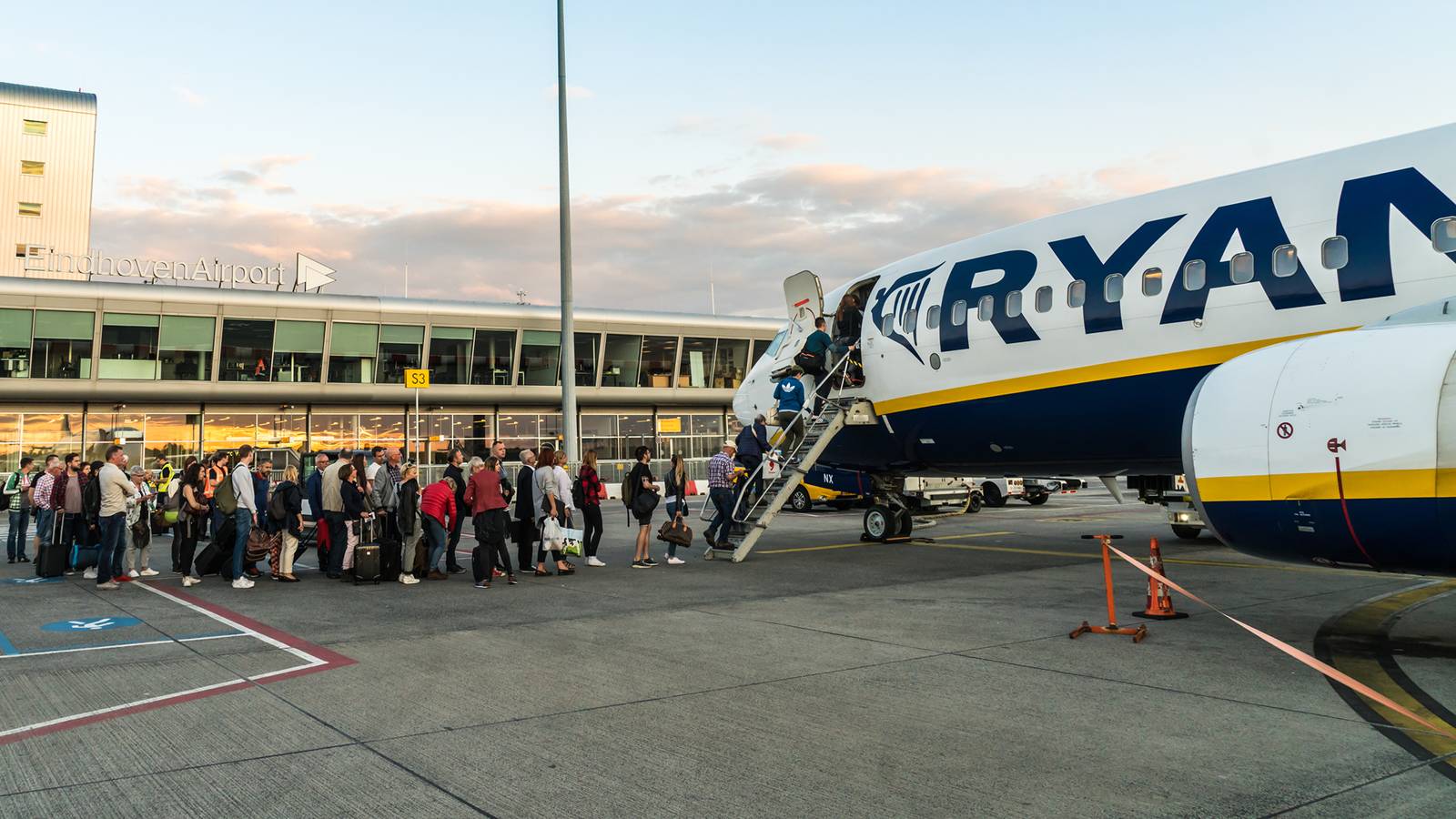 Ryanair Perd Deux Créneaux à l'Aéroport d'Eindhoven pour Retards Répétés
