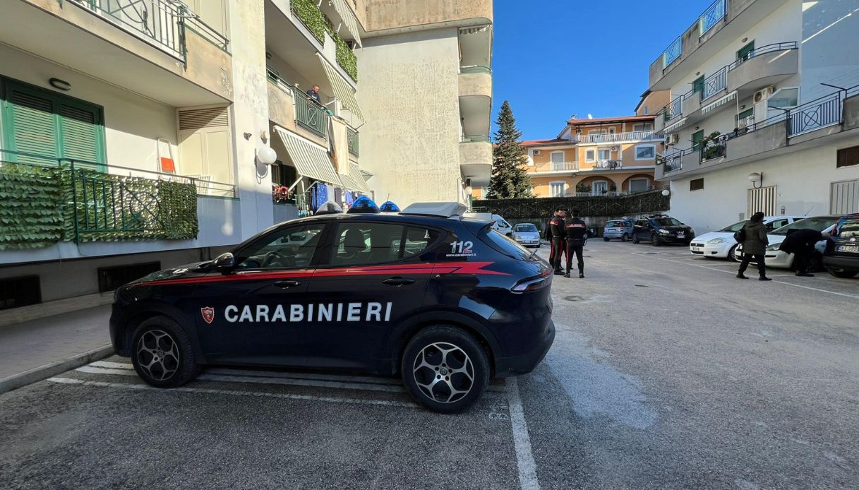 Femme poignardée à Qualiano : l’ex-compagnon, évadé des domiciles surveillés, arrêté !
