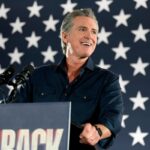 Gavin Newsom frappe fort en utilisant RFK pour critiquer le plan de Duffy sur les voyageurs aériens élégants
