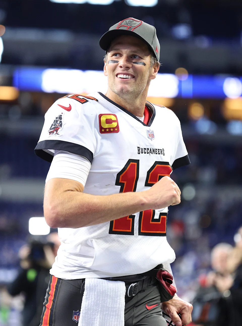 Tom Brady jouant au football