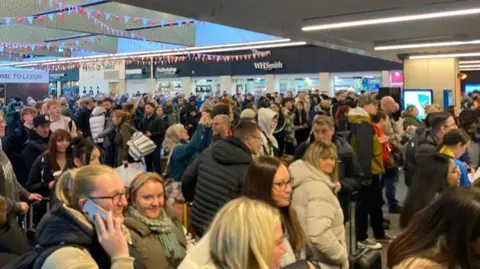 Des passagers attendant à la gare de Leeds