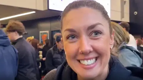 Katie souriant à la gare de Leeds après sa course