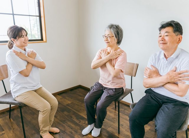 Exercices de chaise dans un établissement pour personnes âgées.