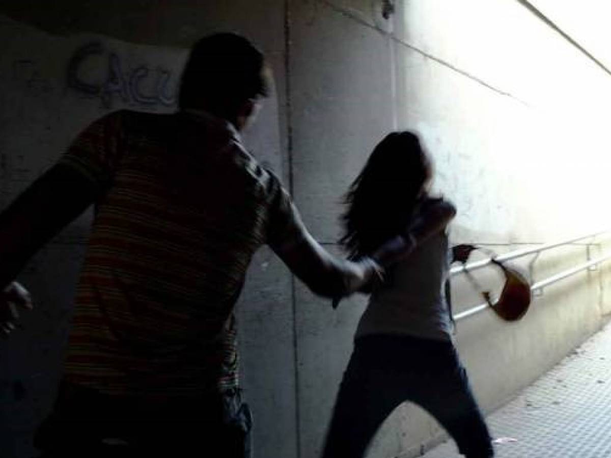 Aggression choquante : une femme de 53 ans attaquée en allant au travail à Gallarate