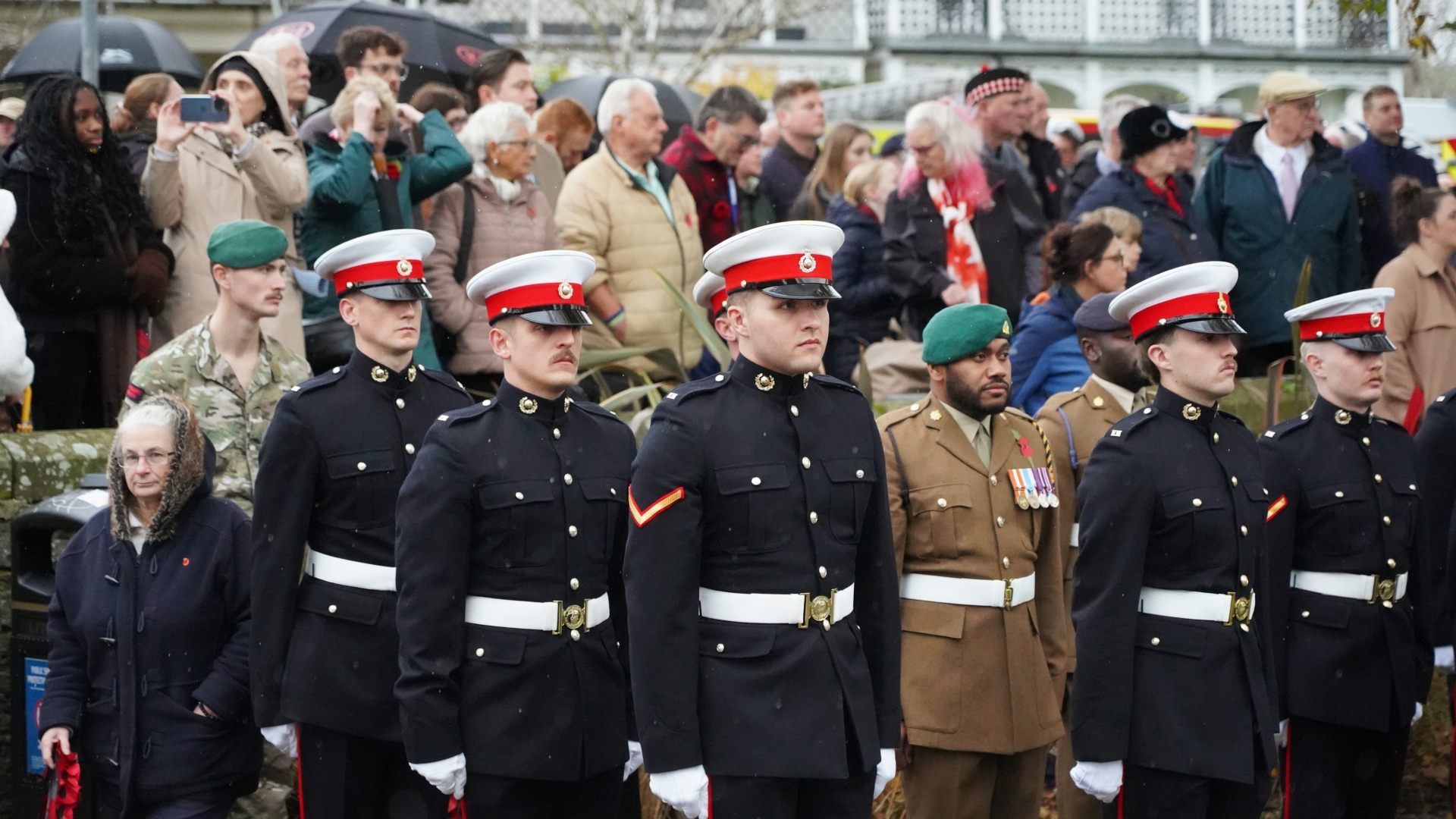 Personnel militaire lors du service commémoratif de Barnstaple