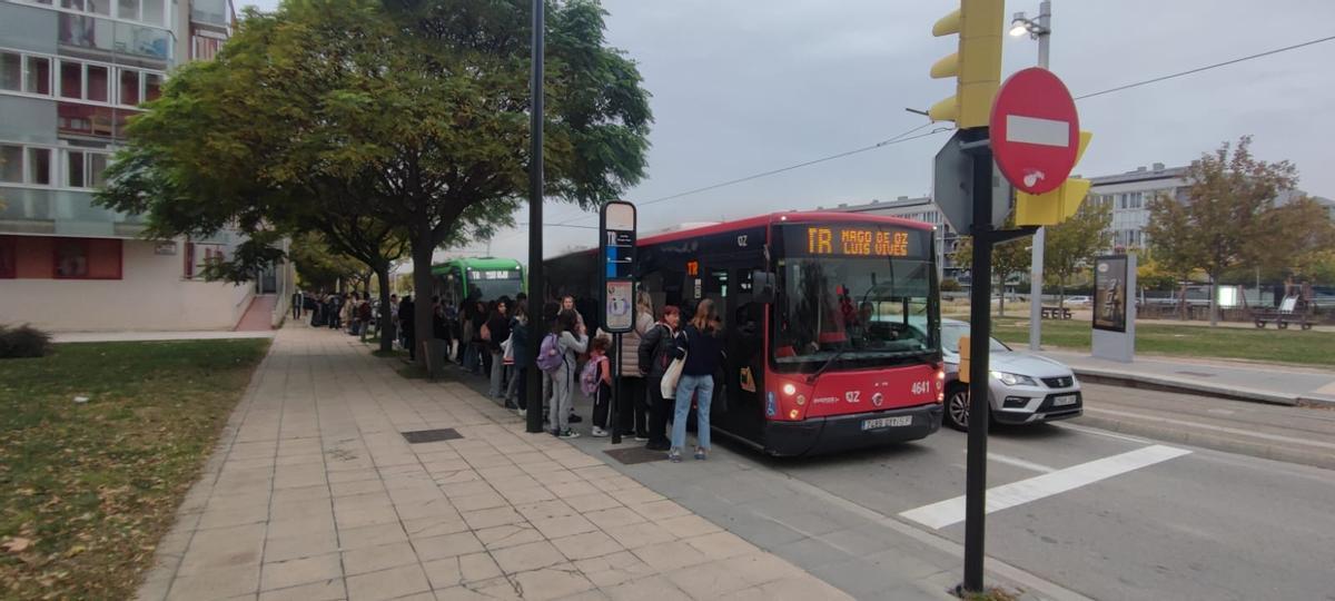 Plusieurs usagers montant à bord d'un des bus de substitution, ce vendredi à Valdespartera.