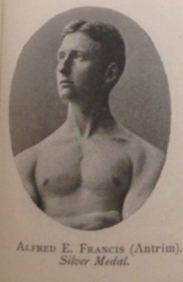 Alfred E. Francis, gagnant de la médaille d'argent de Sandow lors de son concours de culturisme en 1901.