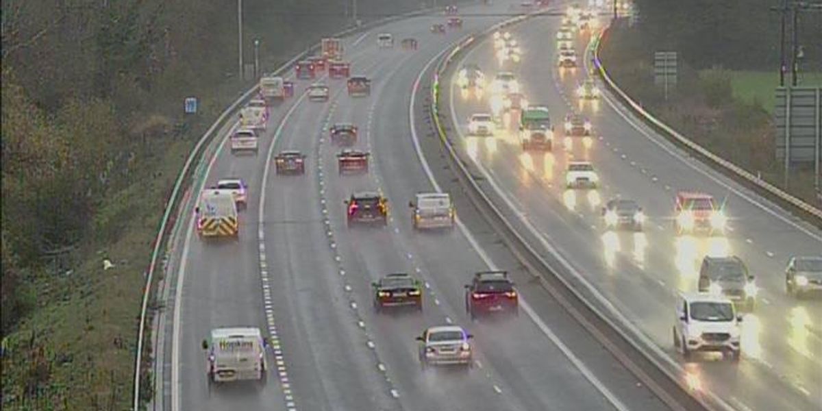 Conducteurs avertis : longs retards sur l'autoroute après une énorme marée noire et une collision