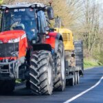 Dépasser un tracteur en franchissant la ligne continue : les règles de la route décryptées !