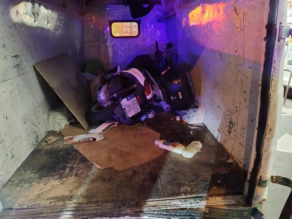 Image de la moto à l'intérieur du van volé.