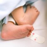 Enfant de 2 ans dans un état critique après des coupures et un saignement : les parents arrêtés