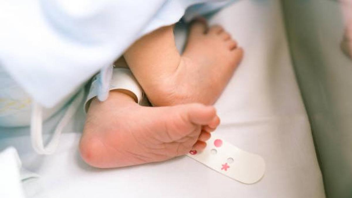 Enfant de 2 ans dans un état critique après des coupures et un saignement : les parents arrêtés