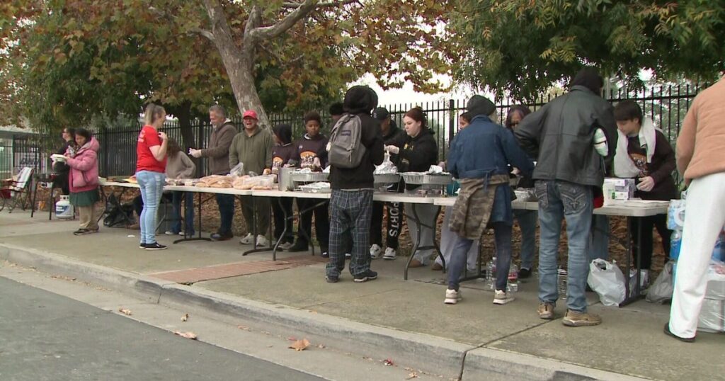 Équipe de basket jeunesse aide 209 Cares à distribuer des repas chauds aux sans-abri de Stockton