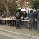 Équipe de basket jeunesse aide 209 Cares à distribuer des repas chauds aux sans-abri de Stockton