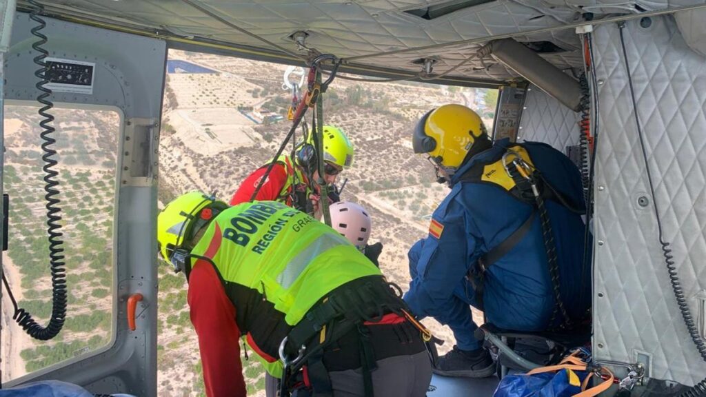 Helicoptère en action : une escaladeuse secourue après être restée accrochée dans une paroi à Fortuna