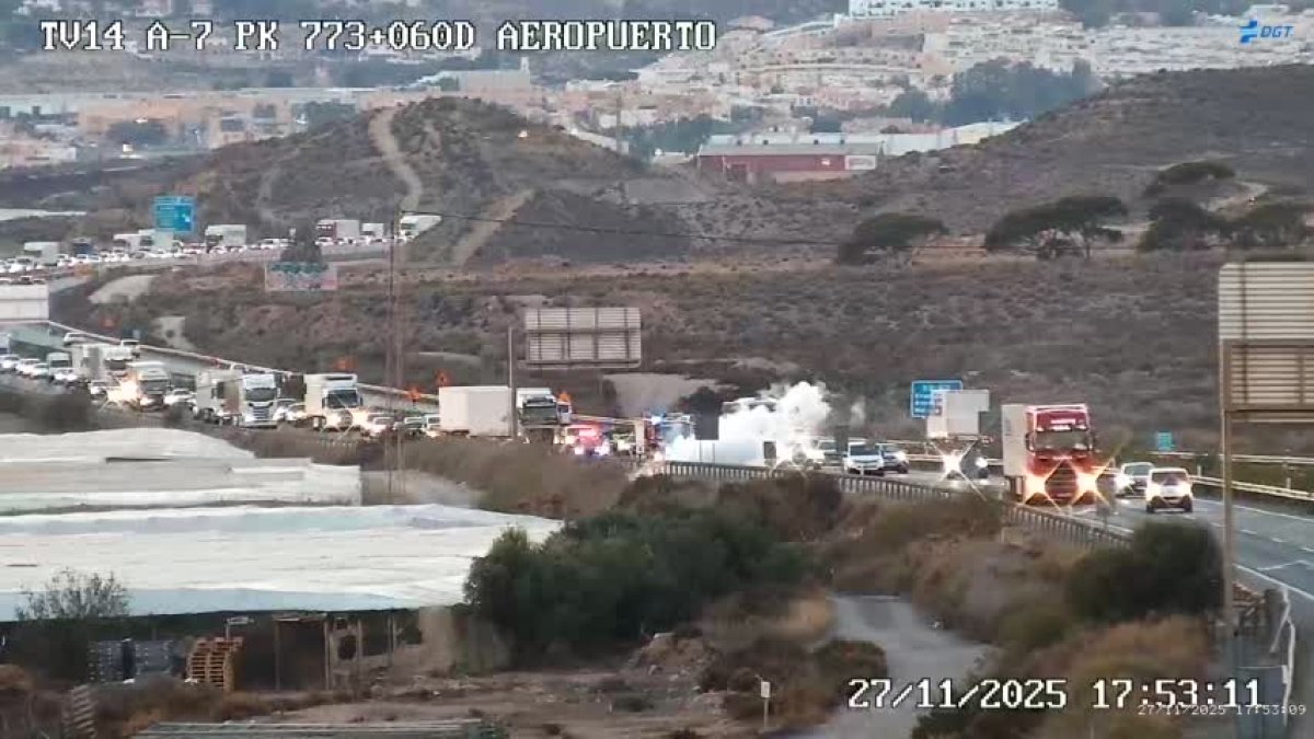 Incendie de véhicule bloque la A-7 à Almería : embouteillages monstres !