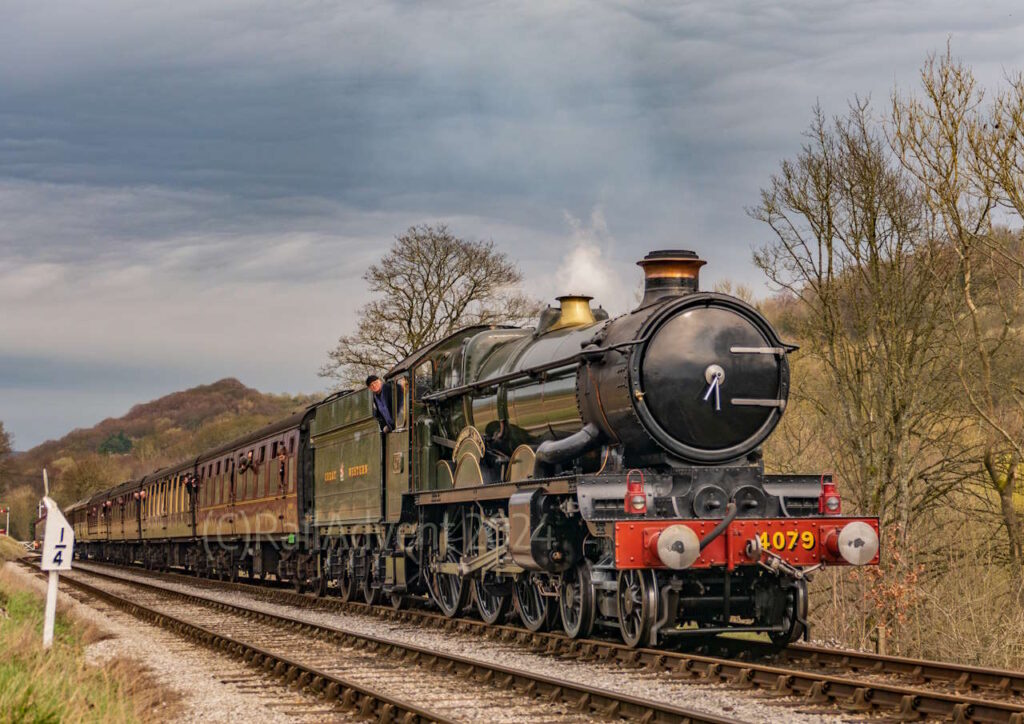 La locomotive à vapeur 4079 Pendennis Castle prend le relais après le retrait de Glos Warks Hall