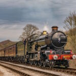 La locomotive à vapeur 4079 Pendennis Castle prend le relais après le retrait de Glos Warks Hall