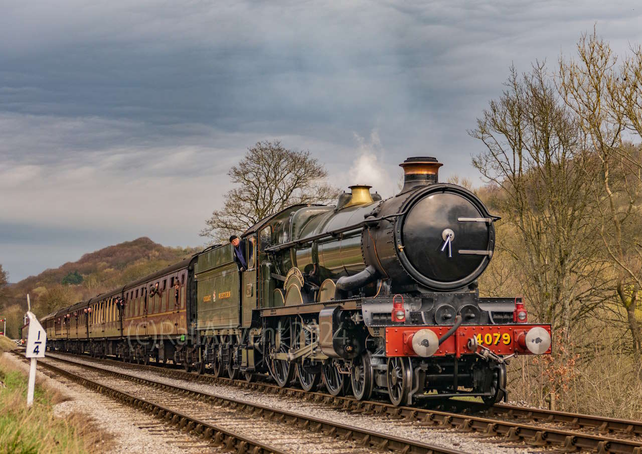 La locomotive à vapeur 4079 Pendennis Castle prend le relais après le retrait de Glos Warks Hall