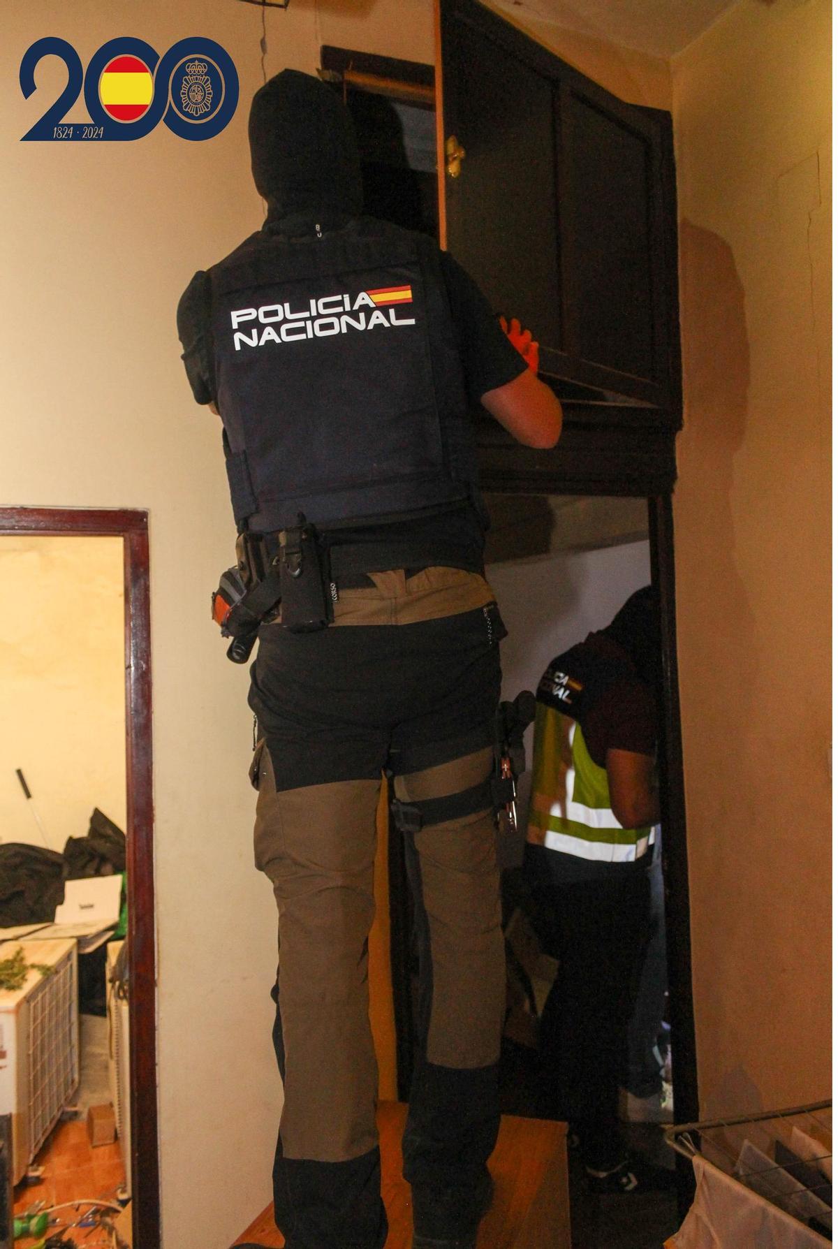 Arrestation pour trafic de drogues, détention illégale et possession d'armes.