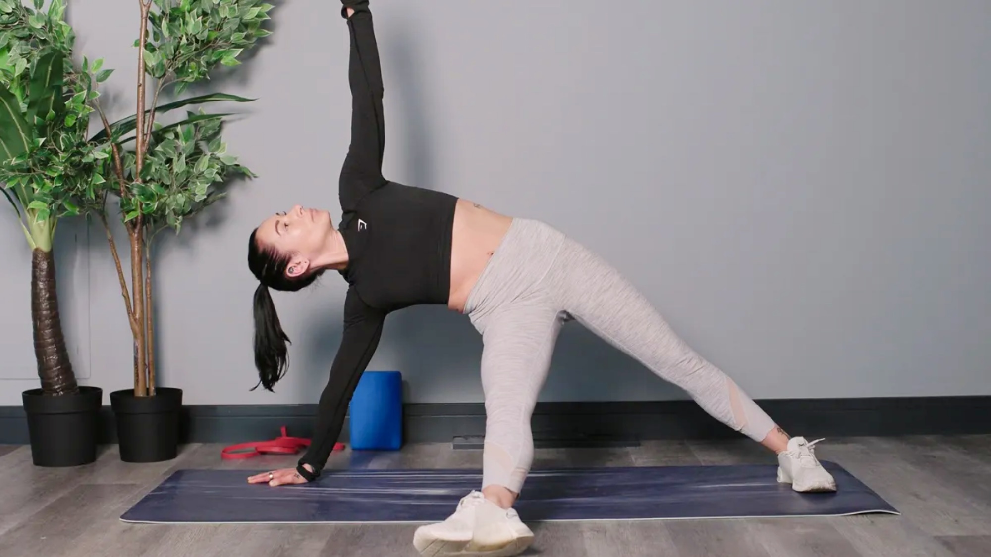 Une personne effectuant une planche étoile sur un tapis de yoga