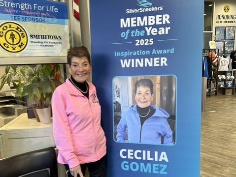 Cecilia Gomez, entourée d'un signe décrivant le prix de Membre de l'Année SilverSneakers qu'elle a reçu.