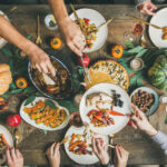 Les bienfaits psychologiques d'un « Friendsgiving » selon un psychiatre local