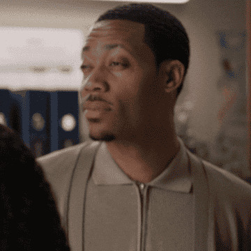 Tyler James Williams avec une expression sceptique dans une scène de série