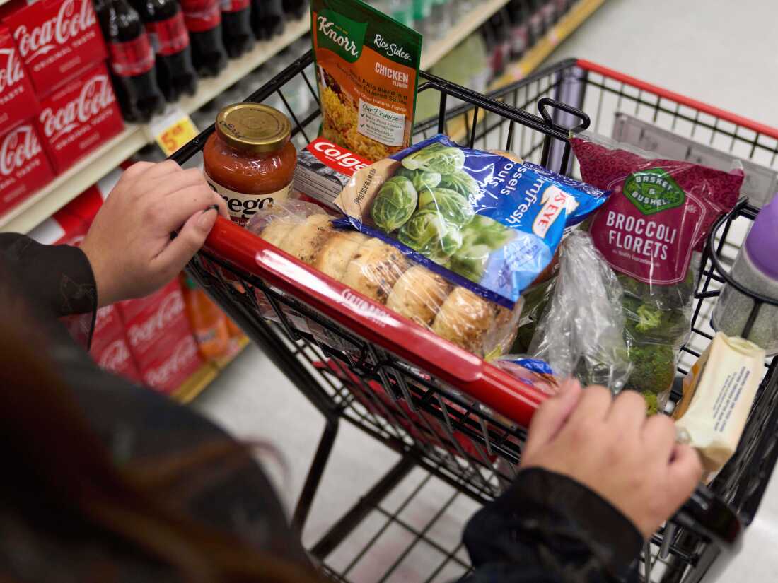 Une cliente utilise ses avantages SNAP dans un supermarché en Californie le 13 février 2023.